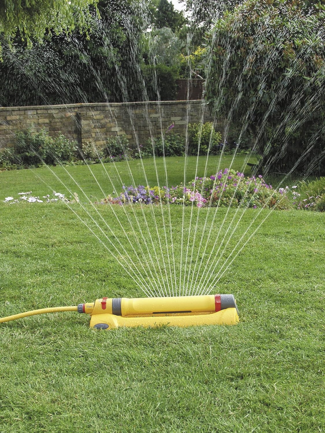 Hozelock Ultimate 30m Hose Pipe & Hozelock Oscillating Sprinkler Pro 200m Bundle Set