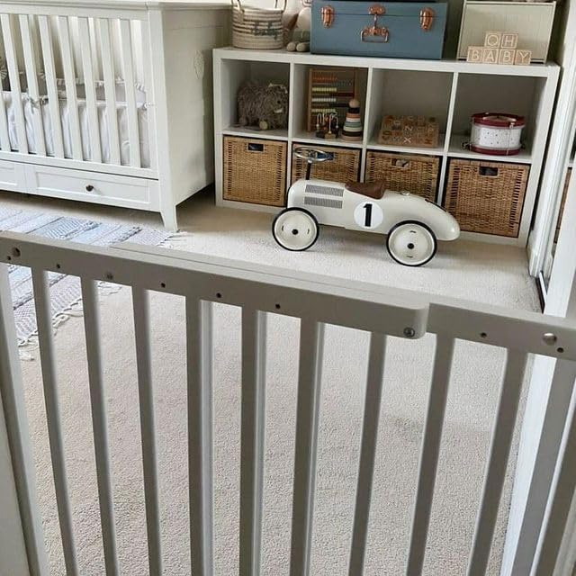 Safetots Chunky Wooden Screw Fit Stair Gate White 63.5-105.5cm